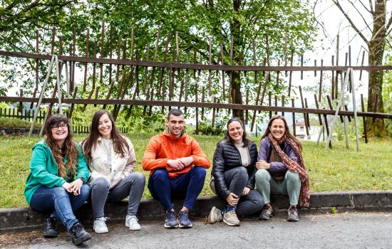 Jendea pozik zornotzako barnetegiko kanpoaldean