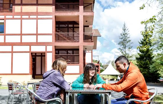 Zornotzako Barnetegia euskara ikasteko eraginkorrena Ikasleak Zornotzako Barnetegiko kanpoaldeak solasean