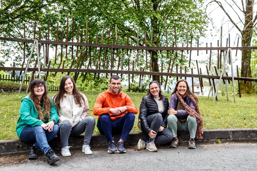 Jendea pozik zornotzako barnetegiko kanpoaldean