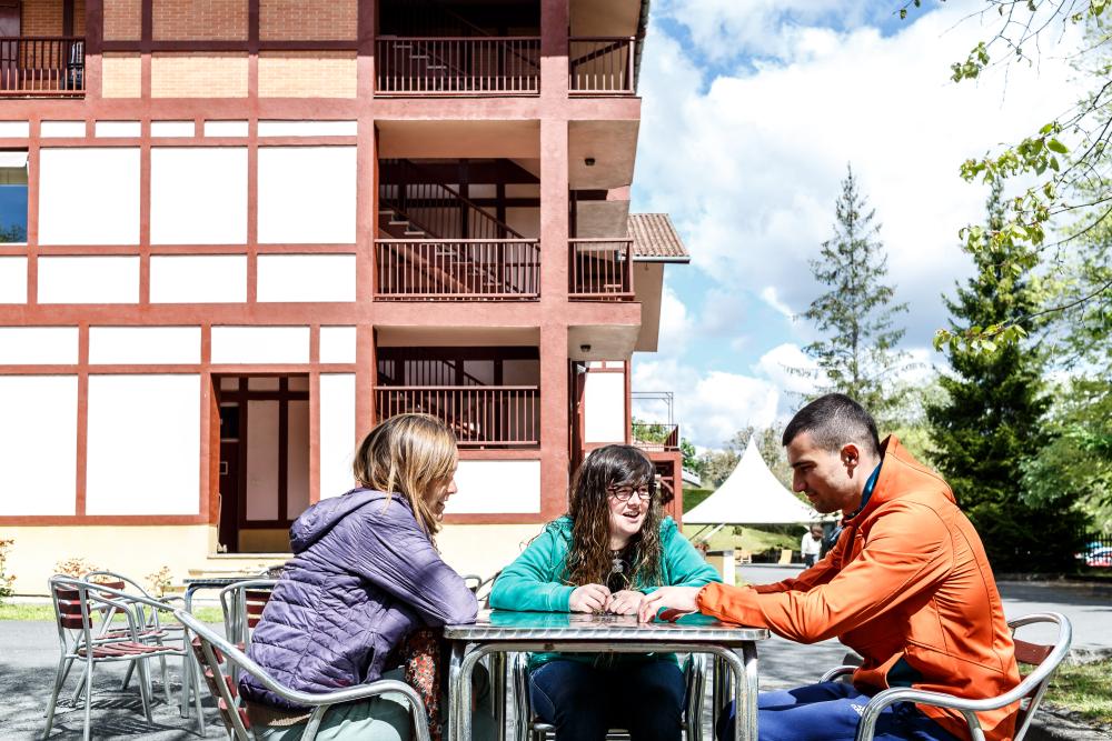 Ikasleak Zornotzako Barnetegiko kanpoaldeak solasean